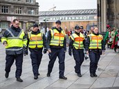 V ulicích Kolína nad Rýnem hlídkuje na 2500 policist.