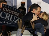 irá radost: po vyhláení výsledk Cruz vániv políbil svou enu.