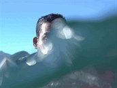 Derek Rabelo (23) je profesionální surfa. Narodil se ale slepý,