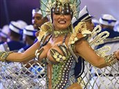 Tsné kostýmy poseté tpytivými kameny a iroký úsmv, to je brazilský karneval.