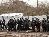 Tábor v Calais hlídá francouzská policie.