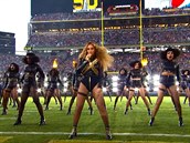 Beyoncé bhem vystoupení v poloase Super Bowlu.