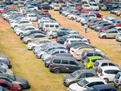 V indickém ennaí jsou na prodej stovky aut vech znaek. Kupující jen musí...