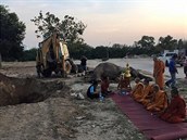 Pohbu slonice se zúastnili i buddhistití mnii.