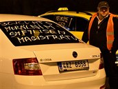 Taxikái blokují praskou magistrálu. Protestují proti rozhodnutí magistrátu o...
