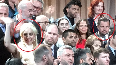 Lady Gaga a DiCaprio pi focení na pondlním Oscarovém obd nominovaných. Leo...