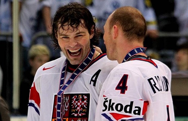 Jaromír Jágr vyhrál všechny tři hlavní hokejové trofeje: Stanley Cup, olympiádu...