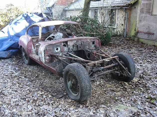 Na dvorku ve francouzské vesnici Cernay 40 let stál zdevastovaný vrak Jaguaru E...