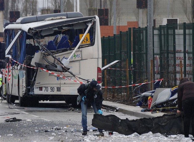 Ve Francii dolo k tragické autonehod kolního autobusu. Po elní sráce s...