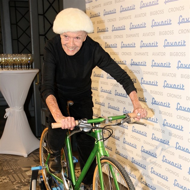 Takhle Procházková ádila na kole.