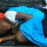 Chlapec z Afriky se ukrval uvnit kufru.