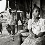 Mariatu, Sierra Leone, 2001: Pepadli ji, kdy j bylo 13 a vracela se dom, na...