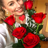 Karolina Mališová dostala krásné růže.