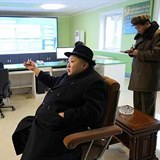 Kim Čong Un nesmlouvavě udílí rozkazy k likvidaci svých oponentů.