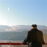 Marl Kim ong Un sleduje start balistick rakety.