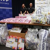 Australští policisté pózují s rekordním množstvím zabavených drog.