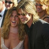 Aniston byla od roku 2000 do roku 2005 vdan za hollywoodskho krasavce Brada Pitta. Opustil ji kvli Angelin. 