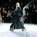 Lady Gaga jako modelka na NY Fashion Weeku. Boty, kter mla na nohou byly obrovsk.