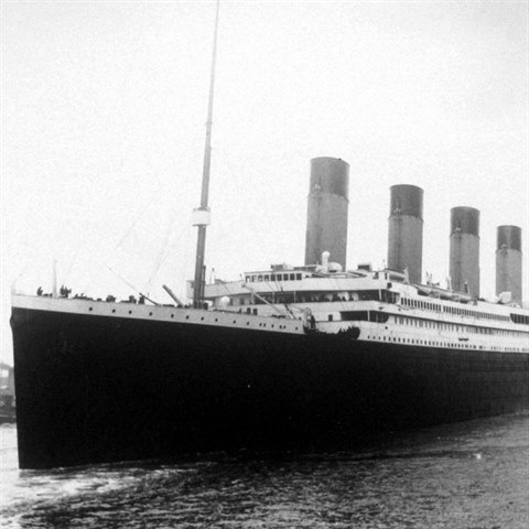 Titanic vyplul v dubnu 1912. Hned prvn plavba mu vak byla osudn.
