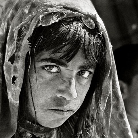 Mah-Bibi, Afghnistn, 2001: Jmenuji se Mah-Bibi a nevm, kolik mi je - lid...
