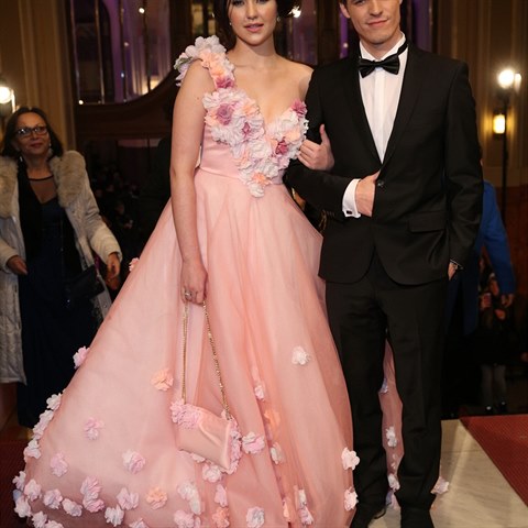 �aty jsou podle n�s a� p��li� p�epl�can�.