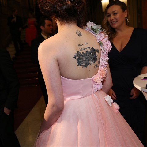 Celeste vypad� sp� jako maturantka. Jemn� �aty nav�c rozbij� tetov�n� na z�dech.