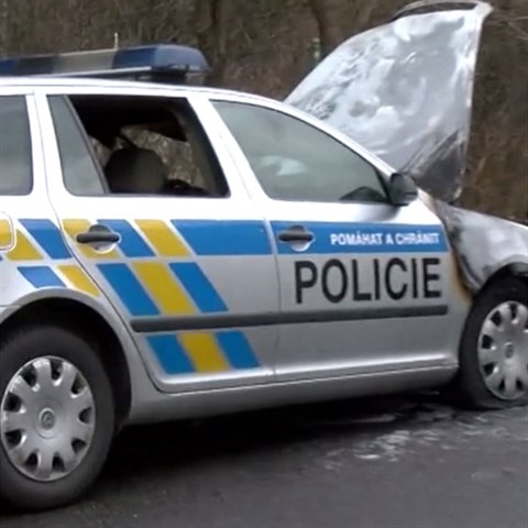 Anarchist zaplili dv policejn auta na praskch Hjch.