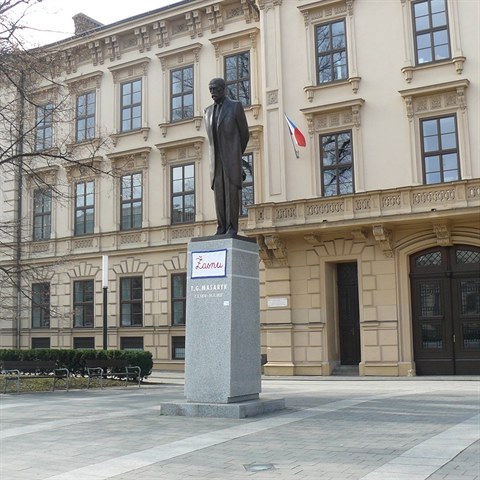 Socha se nachz ped budovou brnnsk Masarykovy univerzity.