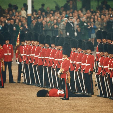 Britt vojci zstvaj v pozoru zatmco jeden omdlel, Londn, 1966