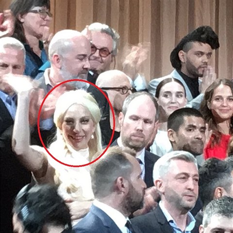 Lady Gaga a DiCaprio pi focen na pondlnm Oscarovm obd nominovanch. Leo...