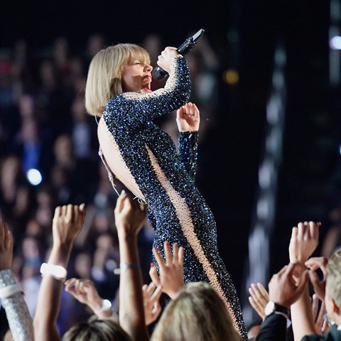 Taylor vystoupila i bhem udlen cen Grammy. V sexy upnutm obleku pedvedla...