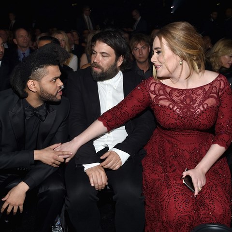 Jakmile se Adele po vystoupen vrtila zpt do hledit, vichni ji ujiovali,...