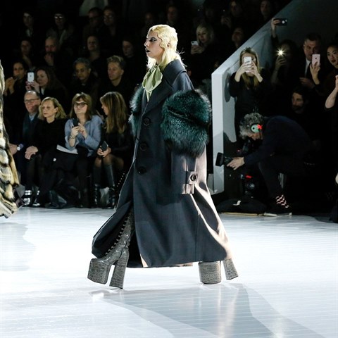 Lady Gaga jako modelka na NY Fashion Weeku. Boty, kter mla na nohou byly...