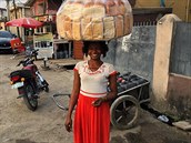 Sedmadvacetiletá ena se dote ivila pouliním prodejem chleba.