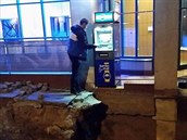 Dobrodruný výbr z bankomatu v Polsku.