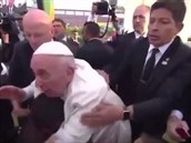 Papee Frantika nenasytný dav strhl, a spadl na invalidu.