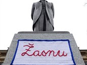 Socha Tomáe Garrigue Masaryka s problematickou dekou.