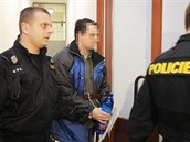 Policisté pivádjí Vlastislava A. na jednání Krajského soudu v Plzni.