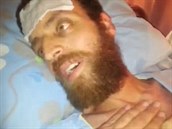 okující video ukazuje, jak se Mohammed al-Qeeq svíjí v bolestech.
