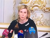 Ministryn kolství Kateina Valachová spchala na tiskovou konferenci o ikan...