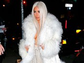 Kim Kardashian, manelka Kanye Westa na akci pedvedla novou platinovou barvu...