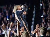 Taylor vystoupila i bhem udílení cen Grammy. V sexy upnutém obleku pedvedla...