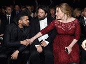 Jakmile se Adele po vystoupení vrátila zpt do hledit, vichni ji ujiovali,...