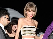 Spoe odná Taylor Swift se jet ped veírkem nejspí posilnila alkoholem.