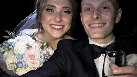 Natalie a Luke se vzali, i kdy jsou pomrn mladí. Mají k tomu ale dobrý...