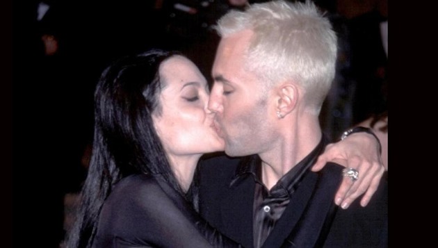 Nechutný polibek Angeliny Jolie s jejím bratrem na Oscarech v roce 2000.