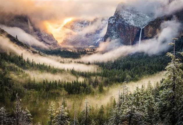 Krsn Yosemitsk nrodn park v mlze.