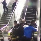 Pt lid se pi nehod na pohyblivch schodech zranilo.