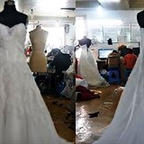 Čínská manufaktura na svatební šaty.