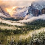 Krsn Yosemitsk nrodn park v mlze.